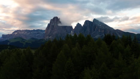 Amanecer-En-Italia-Sobre-Los-Dolomitas,-Alpe-Di-Siusi-Meseta-Alpina