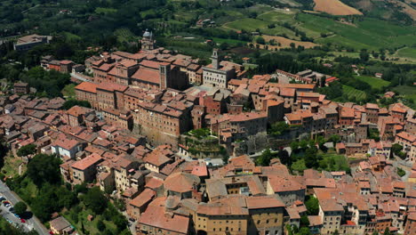 Ciudad-En-La-Cima-De-Una-Colina-De-Montepulciano-En-Toscana,-Punto-De-Vista-De-Drones
