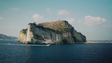Impresionantes-Acantilados-De-Piedra-Caliza-En-Una-Isla-En-Italia