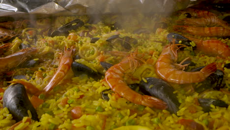 close-up-shot-over-a-paella-dish-with-prawns-and-tiger-shrimp-in-a-big-pan