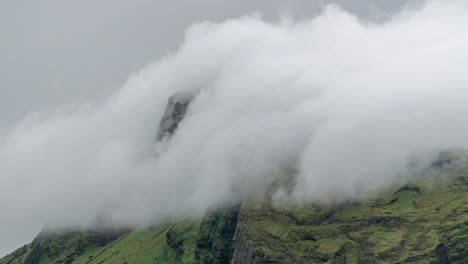 Bewegungszeitraffer-Von-Wolken-Auf-Dem-Berggipfel-In-Island,-Die-Vom-Wind-Verweht-Werden---Nahaufnahme