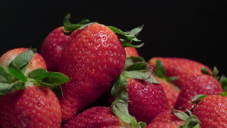 Frische-Erdbeeren,-Rotierende-Nahaufnahme,-Isoliert-Auf-Schwarzem-Hintergrund