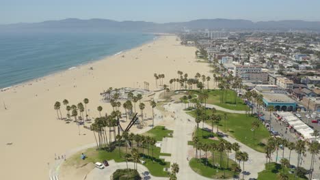 Drone-Flying-Above-Venice-Beach-with-Skatepark-in-the-Distance