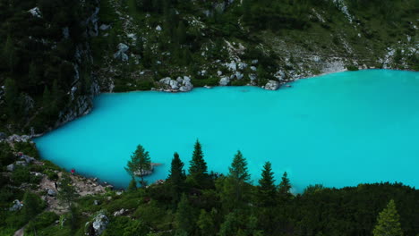 Lago-De-Los-Sorapis,-Dolomitas-En-Italia.-Vista-Aérea