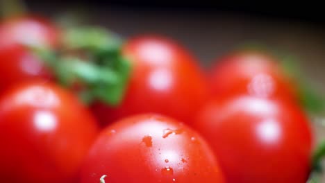 Tomates-Cherry-Húmedos-Jugosos-Rojos-Diminutos-Frescos-Crudos-En-La-Superficie-De-La-Cocina-De-Madera-El-Enfoque-Selectivo-Closeup-Izquierda-Dolly