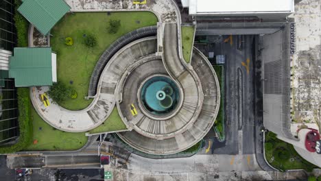 Luftaufnahme-über-Einer-Parkrampe-Am-Bürokomplex-Plaza-Inn-In-Mexiko-Stadt,-Amerika-–-Von-Oben-Nach-Unten,-Drohnenaufnahme