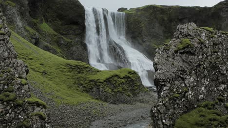 Cascada-Fagrifoss-En-El-Sureste-De-Islandia-Con-Rocas-Cubiertas-De-Musgo-En-Primer-Plano