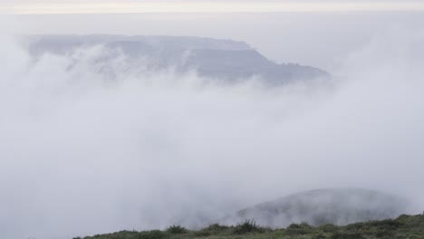 Zeitrafferwolken,-Blick-Vom-Gipfel-Des-Berges,-Neblige-Atmosphäre,-Landschaft,-Spanien,-Statische-Aufnahme