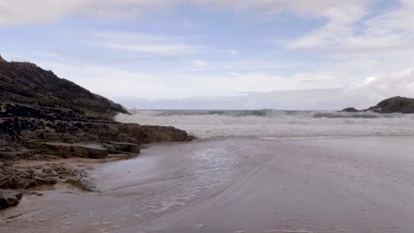 Wellen-Rollen-Und-Krachen-An-Der-Felsigen-Küste-Einer-Malerischen-Höhlenstrandinsel-In-Donegal,-Irland-–-Vergrößerte-Aufnahme
