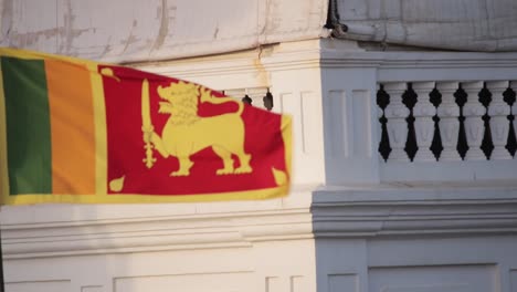 Die-Srilankische-Nationalflagge-Weht-Im-Wind-Glatt-Von-Rechts-Nach-Links-Schwenken-B-Roll-Videoclip-Zeitlupe-In-Galle-Fort-Abend