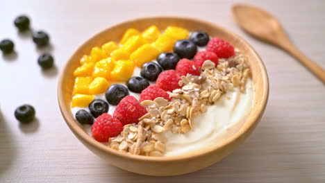 Hausgemachte-Joghurtschale-Mit-Himbeere,-Heidelbeere,-Mango-Und-Müsli---Gesunder-Ernährungsstil