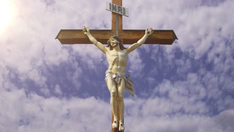 Estatua-Del-Señor-Jesús-Con-Fondo-De-Nube-De-Lapso-De-Tiempo-Y-Sol
