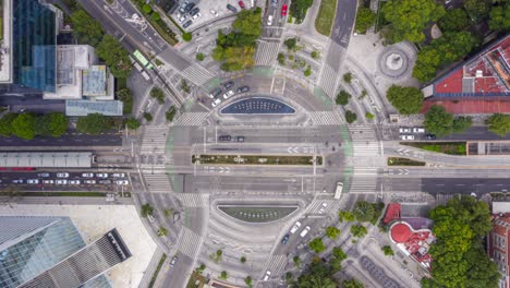 Aerial-Hyperlapse-view-above-traffic-at-a-roundabout,-on-a-sunny-day,-in-Mexico-city,-America---Top-down,-time-lapse,-drone-shot