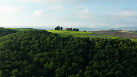 Aerial-push-towards-Chapel-Vitaleta,-Beautiful-landscape-of-Tuscany