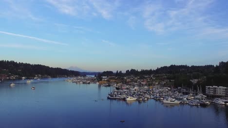 Yachts-And-Sailboats-Anchored-At-The-Gig-Harbor-Marina-And-Boatyard-In-Pierce,-Washington,-the-USA-Under-The-Bright-Blue-Sky
