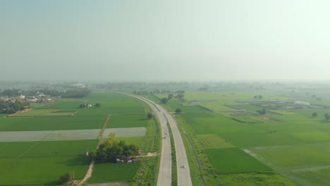 Asombrosa-Vista-Aérea-De-Las-Tierras-Agrícolas-Bien-Organizadas-Divididas-Por-La-Autopista-Expresa-En-La-Provincia-De-Punjab,-India