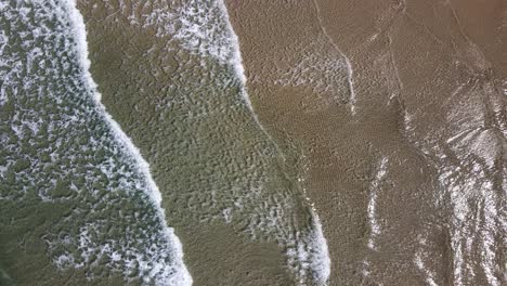 Luftbild-Von-Wellen,-Die-An-Einem-Tropischen-Strand-Brechen