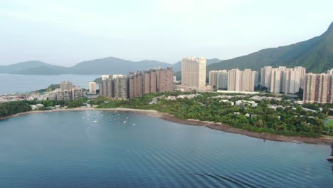 Luftaufnahme-Von-Hong-Kong-Wu-Kai-Sha-Gebiet-Mit-Modernem-Wohngebäudekomplex-Und-Offener-Bucht