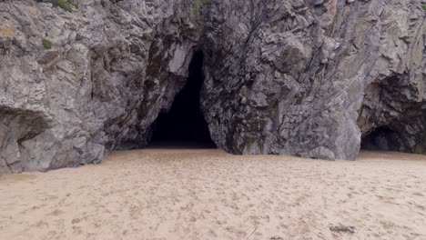 Pintoresca-Formación-Rocosa-De-Cueva-En-La-Isla-De-La-Playa-En-Donegal,-Irlanda---Tiro-Inclinado-Hacia-Abajo