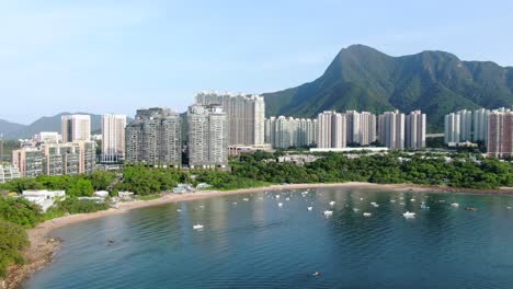 Vista-Aérea-Del-área-De-Hong-Kong-Wu-Kai-Sha-Con-Un-Moderno-Complejo-De-Edificios-Residenciales-Y-La-Bahía-Abierta-Del-Puerto-De-Tolo