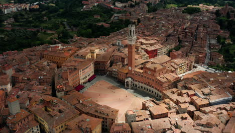 Aerial-view-of-Siena-Cathedral,-Pullback-Revealing-City,-Italy