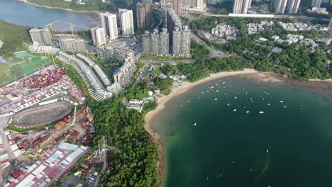 Vista-Aérea-Del-área-De-Hong-Kong-Wu-Kai-Sha-Con-Un-Moderno-Complejo-De-Edificios-Residenciales-Y-La-Bahía-Abierta-Del-Puerto-De-Tolo