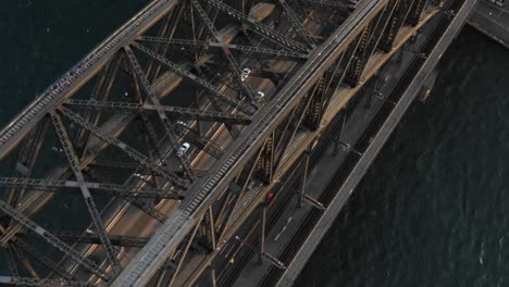 Verfolgen-Von-Autos,-Die-Auf-Der-Hafenbrücke-Von-Sydney-In-Australien-Fahren