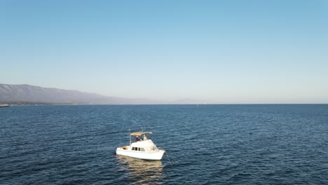 Barco-De-Pesca-En-La-Antena-Del-Océano
