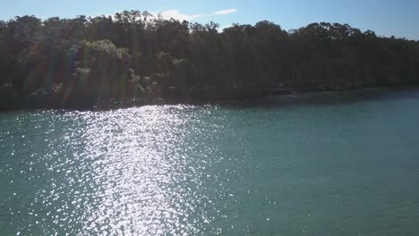 Sonnenlichtreflexionen-Auf-Corindi-River,-Australien.-Antenne-Seitlich