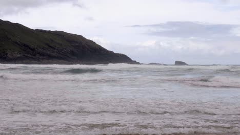 Rolling-Waves-From-Cave-Beach-Island-In-Donegal,-Ireland