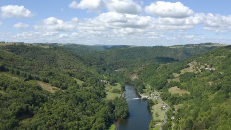 Luftbild-Drohne,-Die-über-Französischer-Grüner-Waldgrundstück-Flusslandschaft-Fliegt
