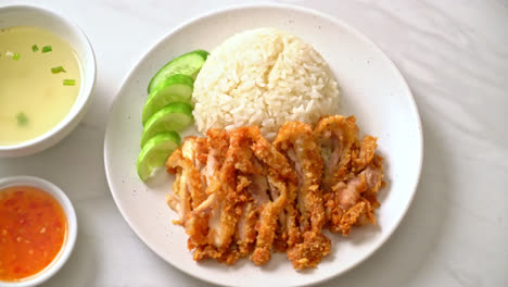 Hainanese-Hühnerreis-Mit-Gebratenem-Huhn-Oder-Reis-Gedünstete-Hühnersuppe-Mit-Gebratenem-Huhn---Asiatischer-Essensstil