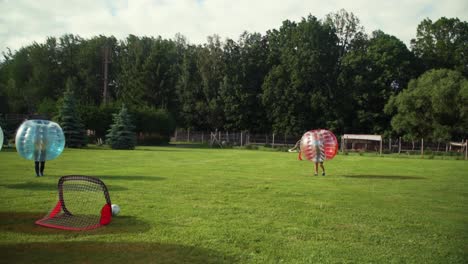 Ein-Junger-Mann-Schießt-Ein-Tor-Von-Der-Stelle,-Während-Er-Im-Park-Bubble-Football-Spielt