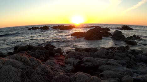 Entspannender-Sommersonnenuntergang-An-Der-Goldenen-Küste-Kaliforniens