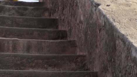 Escaleras-De-Hormigón-Sin-Nadie-En-Galle-Fort-Panoramización-Hacia-Arriba-B-Roll-Clip,-Condiciones-De-Iluminación-De-Mal-Humor-Oscuro