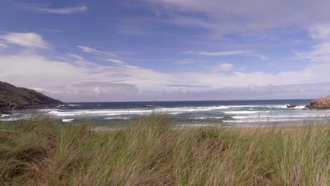 Atemberaubende-Landschaft-Des-Ozeans-Mit-Rollenden-Wellen-Unter-Dem-Strahlend-Blauen-Himmel-In-Cave-Beach-Island,-Donegal,-Irland
