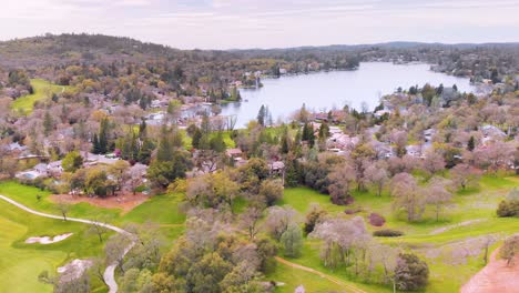 Lake-Of-The-Pines-Luxus-Golfviertel-In-Auburn,-Kalifornien---Umgeben-Von-Wunderschönen-Grünen-Pinien-Und-Verschiedenen-Bäumen,-Einem-Leuchtend-Hellgrünen-Golfplatz-Und-Natur