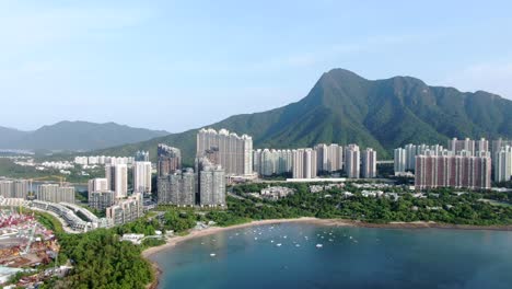 Luftaufnahme-Von-Hong-Kong-Wu-Kai-Sha-Gebiet-Mit-Modernem-Wohngebäudekomplex-Und-Tolo-Hafen-Offener-Bucht