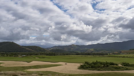 Zeitraffer-Einer-Dramatischen-Wolkenlandschaft-über-Dem-Deva-Golfplatz-In-Neukaledonien