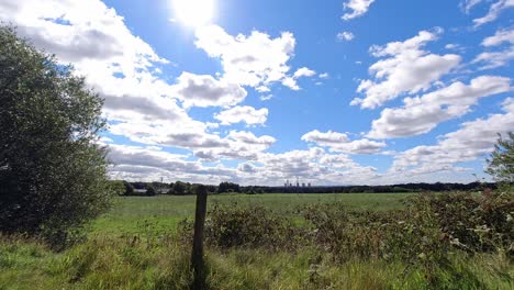 Landschaft-Englisches-Ackerland-Zeitraffer-Wolken,-Die-über-Sonnigen-Bewölkten-Himmel-Ziehen