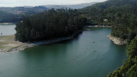 Malerische-Luftaufnahme-Von-üppigen-Bäumen-Und-Einem-Ruhigen-See-In-Vieira-Do-Minho,-Braga,-Portugal-–-Aufsteigende-Drohnenaufnahme
