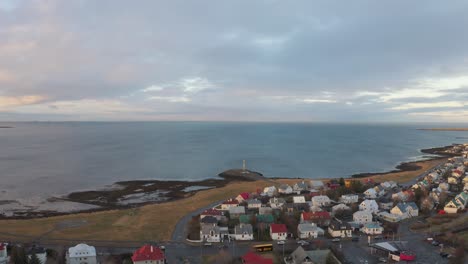Schwenken-über-Die-Farbenfrohen-Häuser-Am-Meer-In-Reykjavik-Während-Eines-Wunderschönen-Sonnenuntergangs,-Drohnenantenne