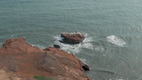 Splashing-Waves-Of-Saint-Lawrence-River-On-The-Sea-Stack-By-The-Magdalen-Islands-In-Quebec,-Canada