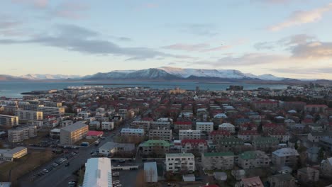 Asombrosa-Vista-Aérea-De-Drones-Volando-Sobre-La-Capital-De-Islandia,-Reykjavik,-Puesta-De-Sol