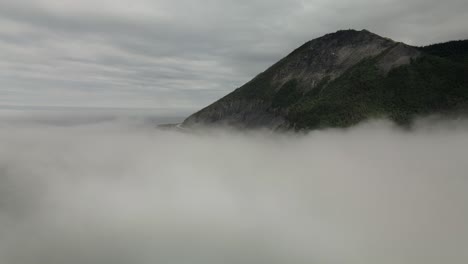 Las-Maravillosas-Montañas-Chic-choc-Reveladas-Detrás-De-La-Espesa-Niebla-En-La-Península-De-Gaspe,-Quebec,-Canadá---Drone-Aéreo