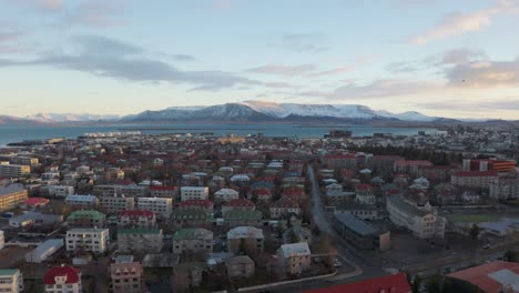 Vista-Aérea-Del-Pintoresco-Paisaje-Urbano-De-Reykjavik,-Islandia