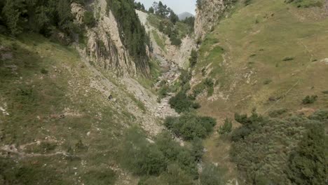 Durchquerung-Eines-Natürlich-Entstandenen-Lochs-Mit-Einem-Fluss-In-Katalonien