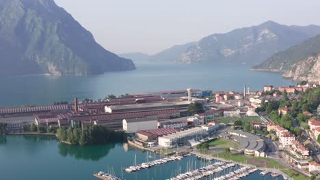 Fantastische-Luftaufnahme-Des-Hafens-Von-Lovere,-Iseo-See,-Lombardei,-Italien