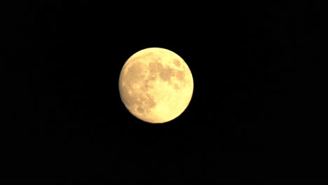 Luna-Llena-Naranja-Colorida-Aislada-En-El-Cielo-Nocturno,-La-Superficie-Y-El-Detalle-Del-Cráter