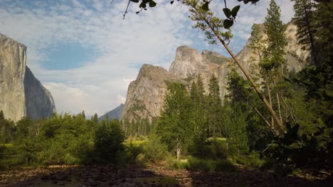La-Panorámica-Izquierda-Revela-El-Capitán,-El-Parque-Nacional-De-Yosemite,-Desde-La-Vista-Del-Valle-En-Verano